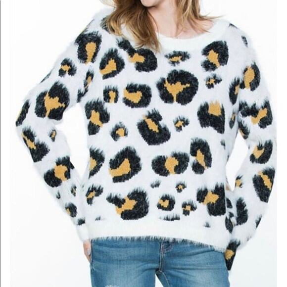 En Creme Fuzzy Long Sleeve Leopard Print Sweater (M/L) - Picture 2 of 16